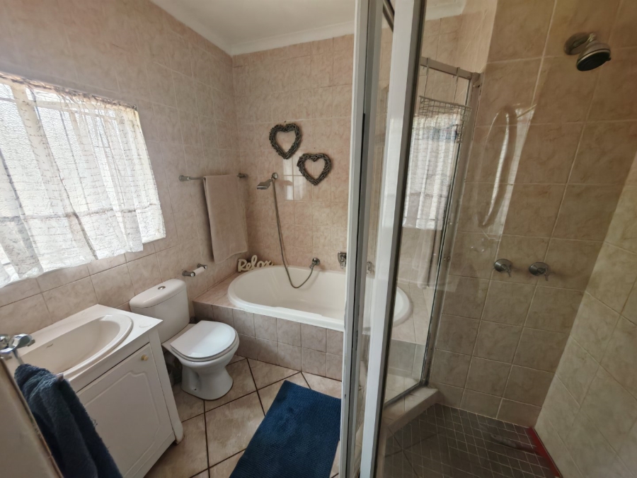 6 Bedroom Property for Sale in Theresa Park Gauteng