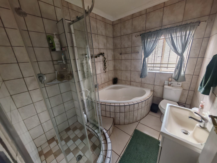 6 Bedroom Property for Sale in Theresa Park Gauteng