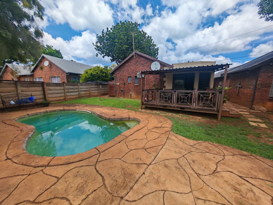 6 Bedroom Property for Sale in Theresa Park Gauteng