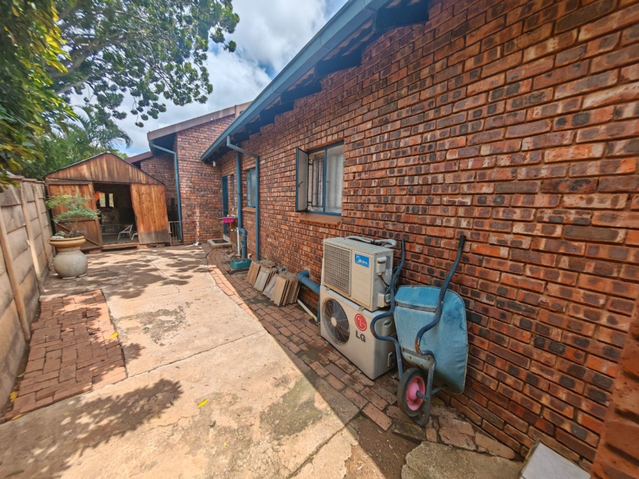 6 Bedroom Property for Sale in Theresa Park Gauteng