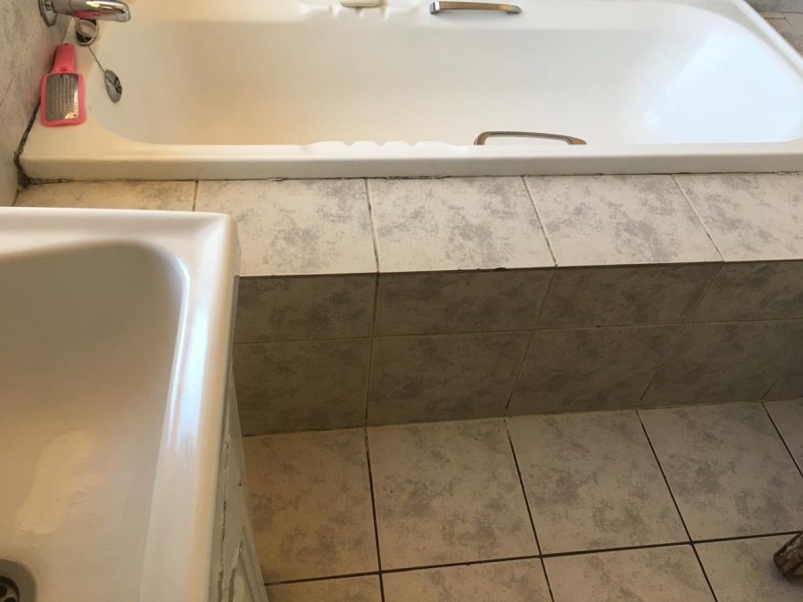 1 Bedroom Property for Sale in Mondeor Gauteng