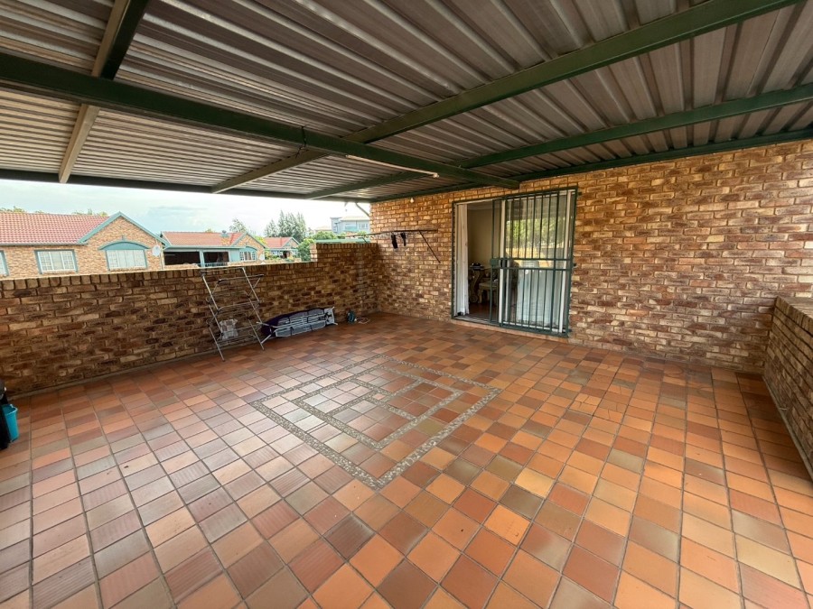 3 Bedroom Property for Sale in Die Hoewes Gauteng
