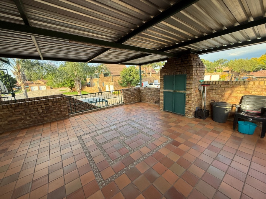 3 Bedroom Property for Sale in Die Hoewes Gauteng