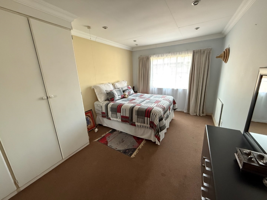 3 Bedroom Property for Sale in Die Hoewes Gauteng