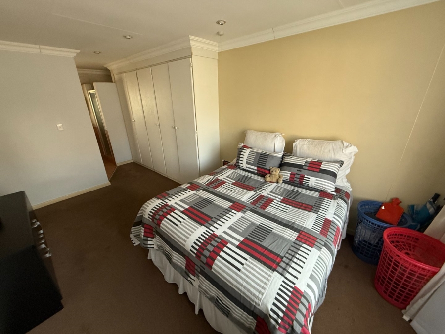 3 Bedroom Property for Sale in Die Hoewes Gauteng
