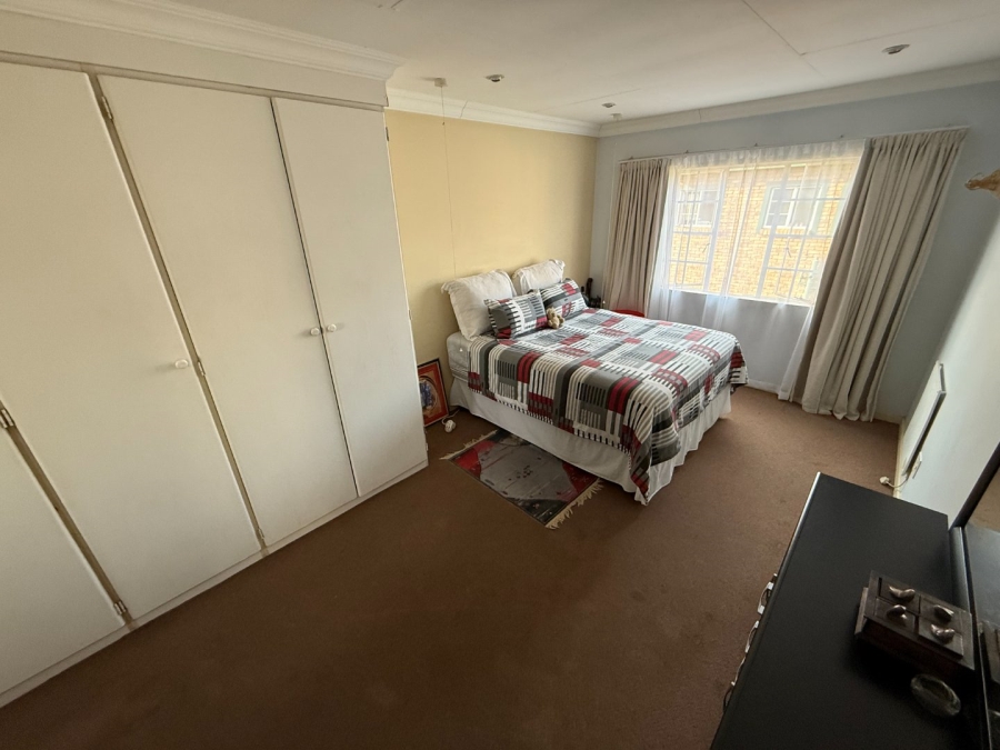 3 Bedroom Property for Sale in Die Hoewes Gauteng