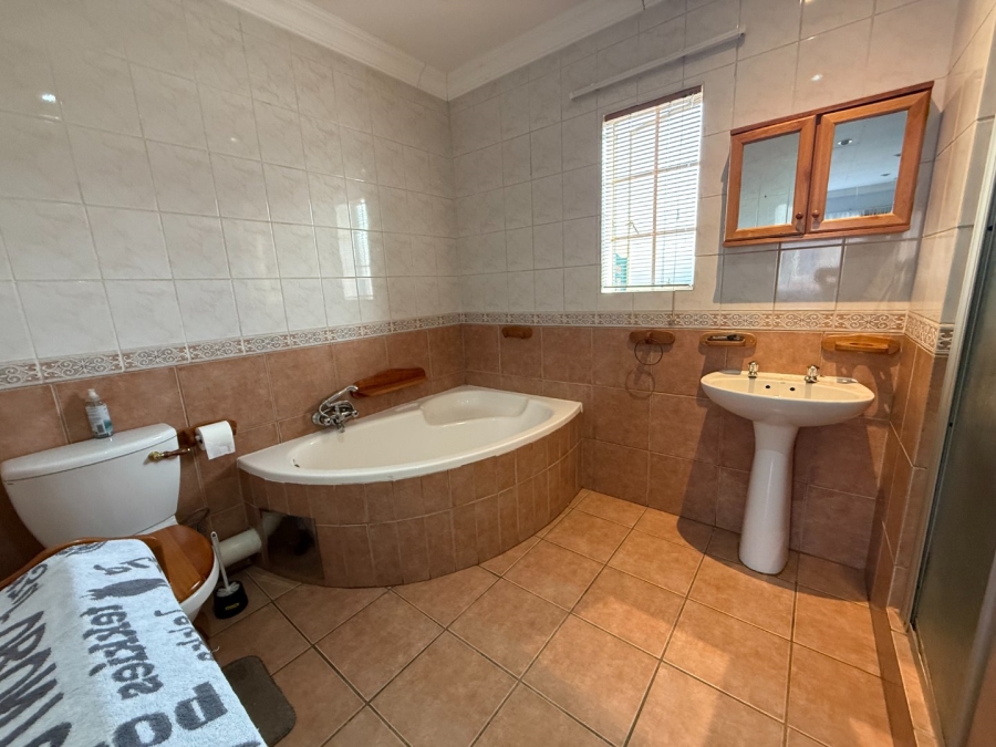 3 Bedroom Property for Sale in Die Hoewes Gauteng