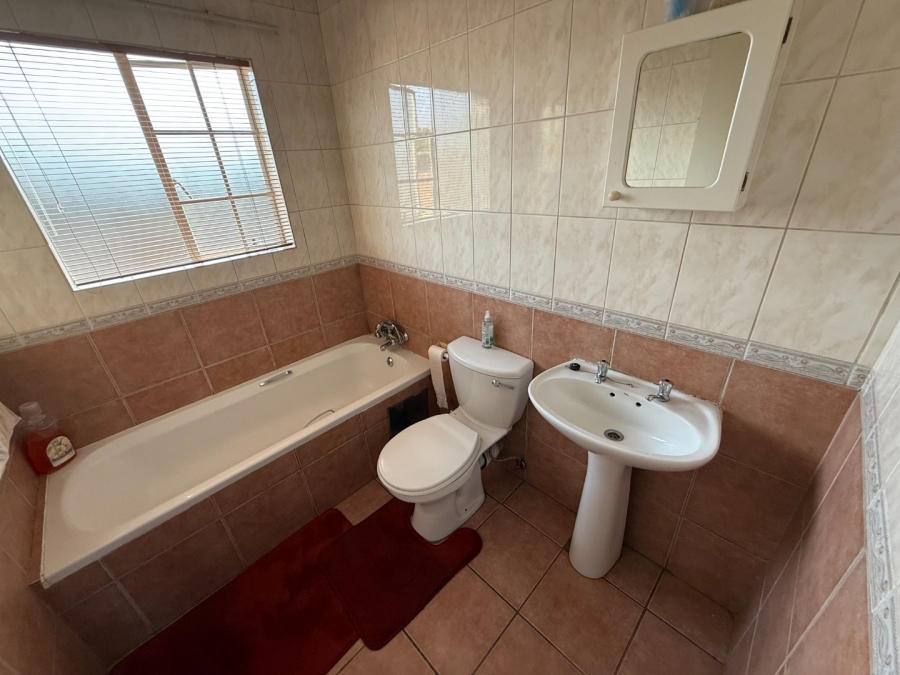 3 Bedroom Property for Sale in Die Hoewes Gauteng