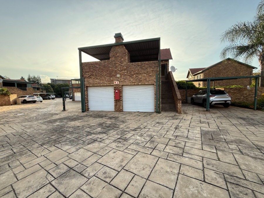 3 Bedroom Property for Sale in Die Hoewes Gauteng
