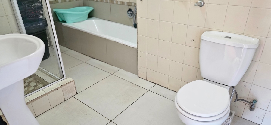 2 Bedroom Property for Sale in Fontainebleau Gauteng