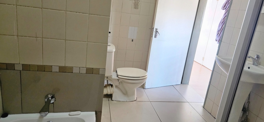 2 Bedroom Property for Sale in Fontainebleau Gauteng