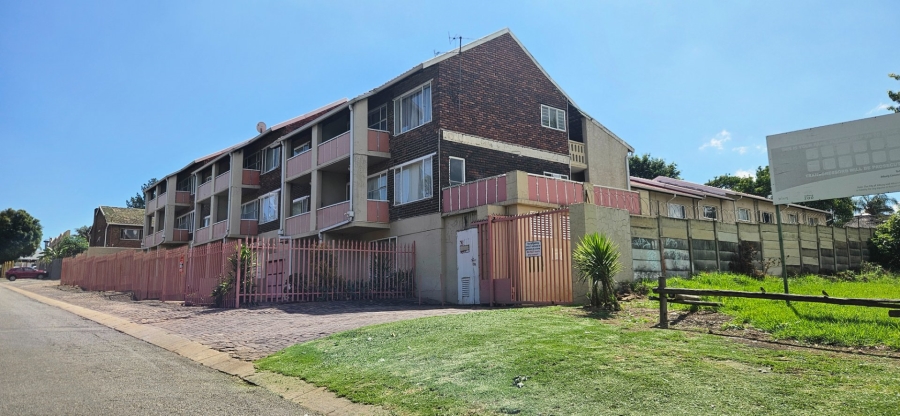 2 Bedroom Property for Sale in Fontainebleau Gauteng