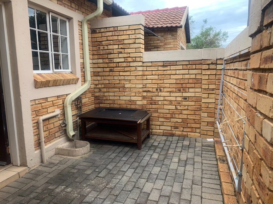 To Let 2 Bedroom Property for Rent in Heuwelsig Estate Gauteng