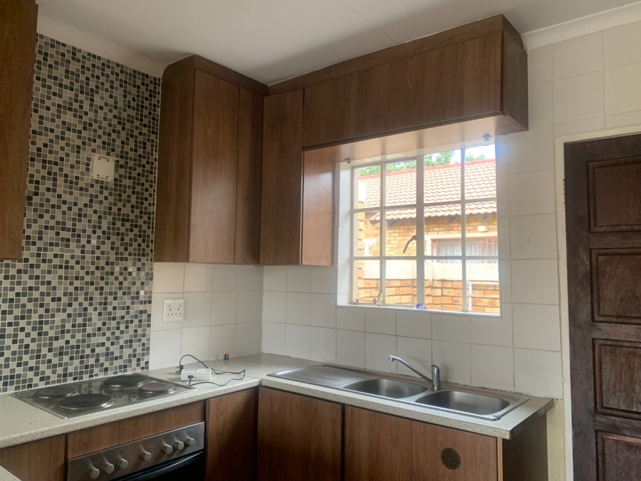 To Let 2 Bedroom Property for Rent in Heuwelsig Estate Gauteng