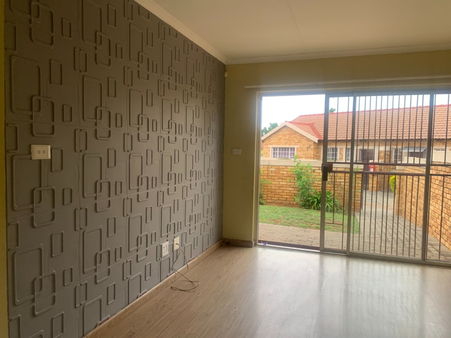 To Let 2 Bedroom Property for Rent in Heuwelsig Estate Gauteng