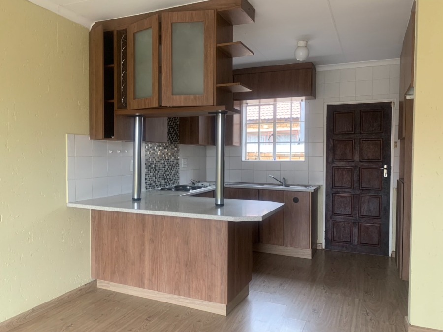 To Let 2 Bedroom Property for Rent in Heuwelsig Estate Gauteng
