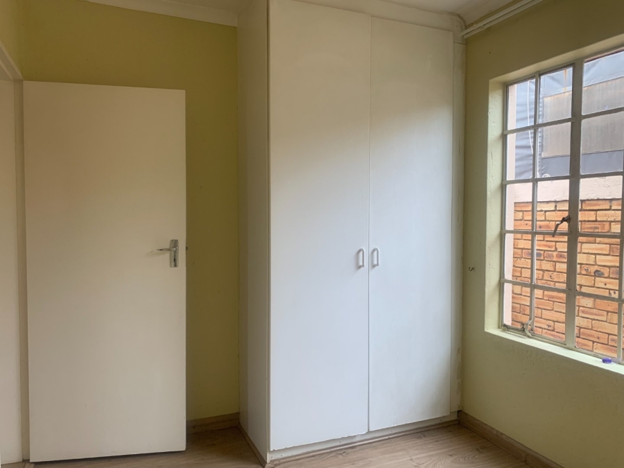 To Let 2 Bedroom Property for Rent in Heuwelsig Estate Gauteng