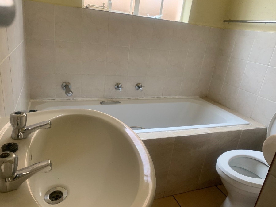 To Let 2 Bedroom Property for Rent in Heuwelsig Estate Gauteng
