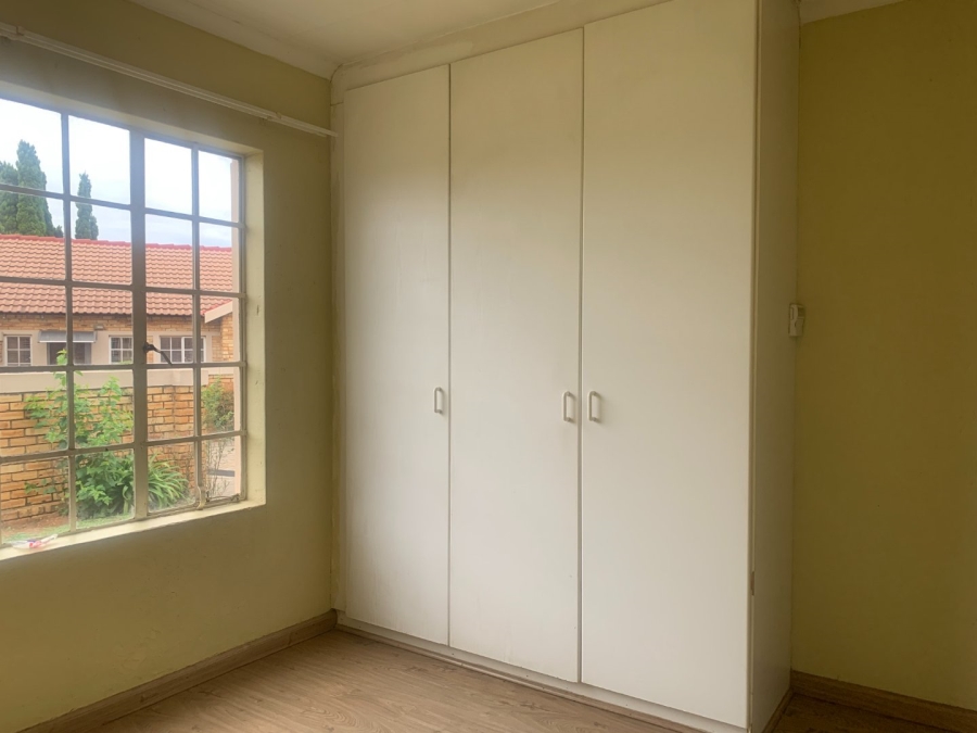 To Let 2 Bedroom Property for Rent in Heuwelsig Estate Gauteng