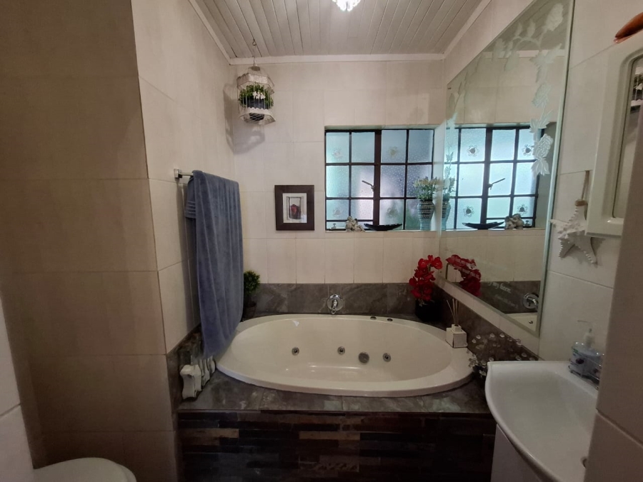 4 Bedroom Property for Sale in Florauna Gauteng