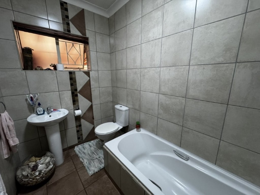 4 Bedroom Property for Sale in Allen Grove Gauteng