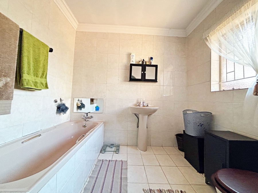 3 Bedroom Property for Sale in Eldoraigne Gauteng