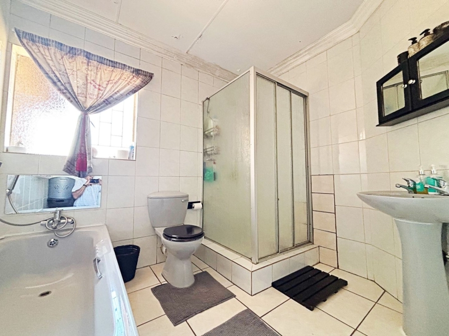 3 Bedroom Property for Sale in Eldoraigne Gauteng