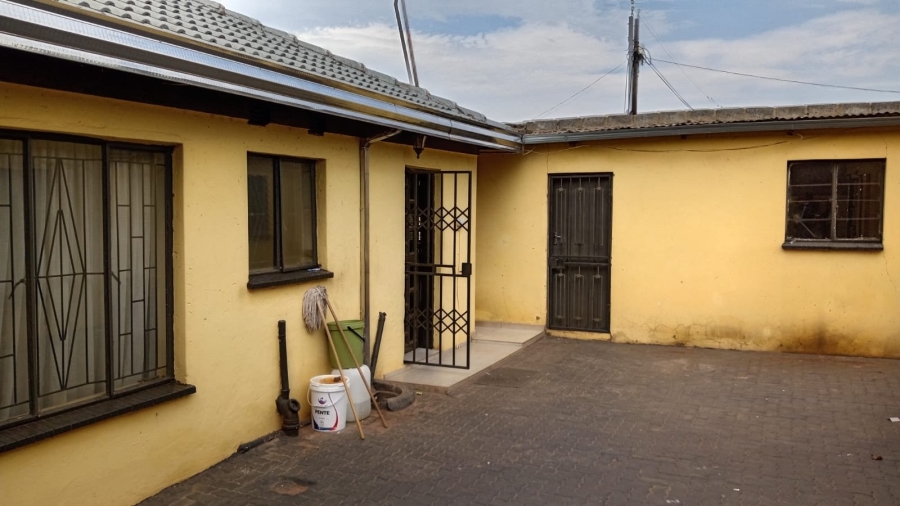 7 Bedroom Property for Sale in Tembisa Central Gauteng