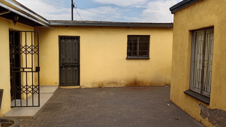 7 Bedroom Property for Sale in Tembisa Central Gauteng