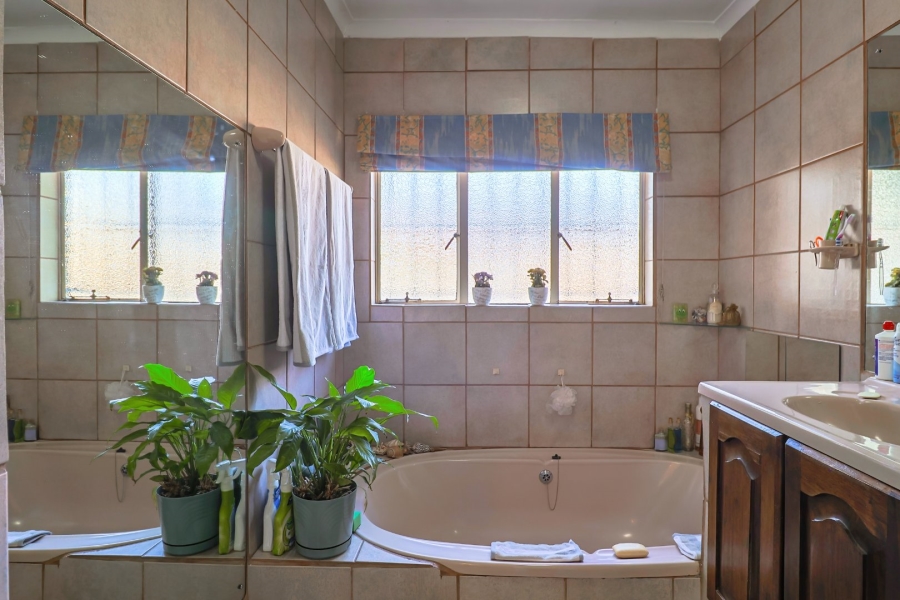 4 Bedroom Property for Sale in Zwartkop Gauteng