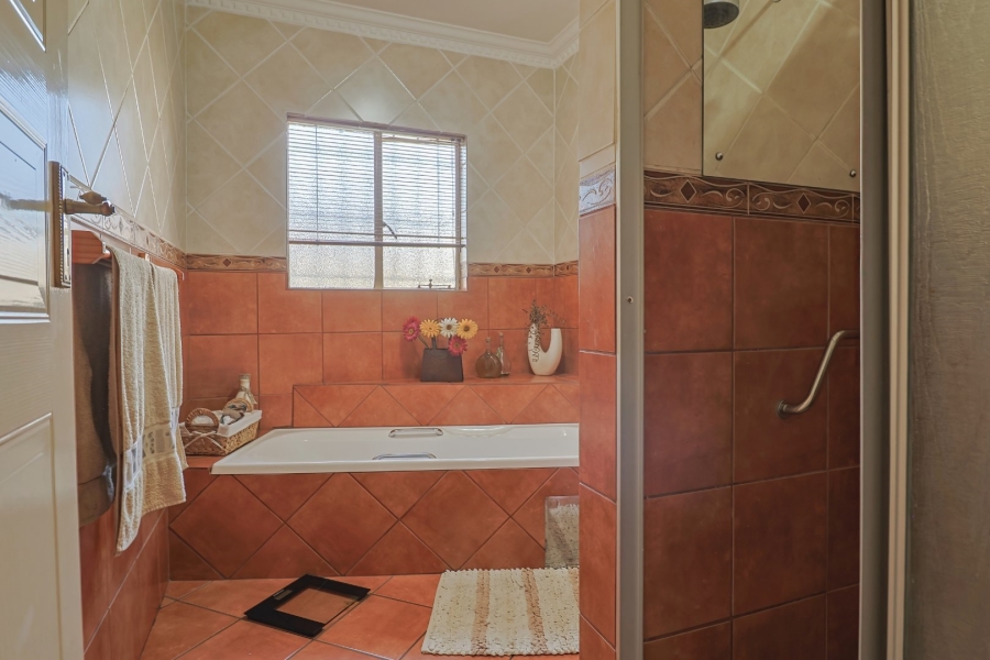 4 Bedroom Property for Sale in Zwartkop Gauteng