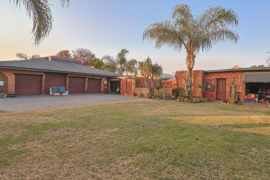 4 Bedroom Property for Sale in Zwartkop Gauteng