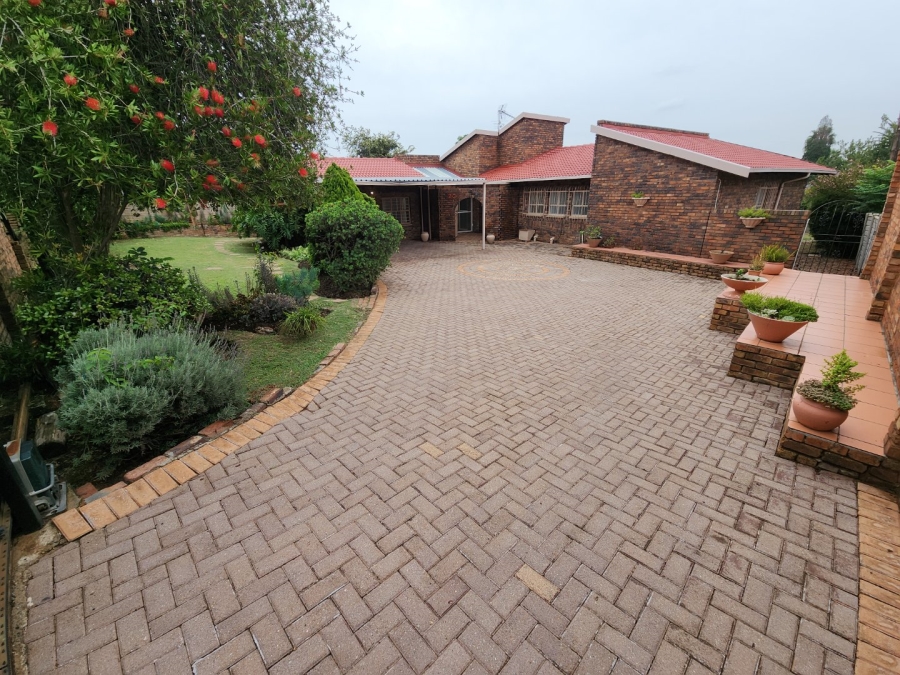 To Let 5 Bedroom Property for Rent in Terenure Gauteng