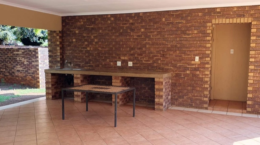 To Let 2 Bedroom Property for Rent in Faerie Glen Gauteng