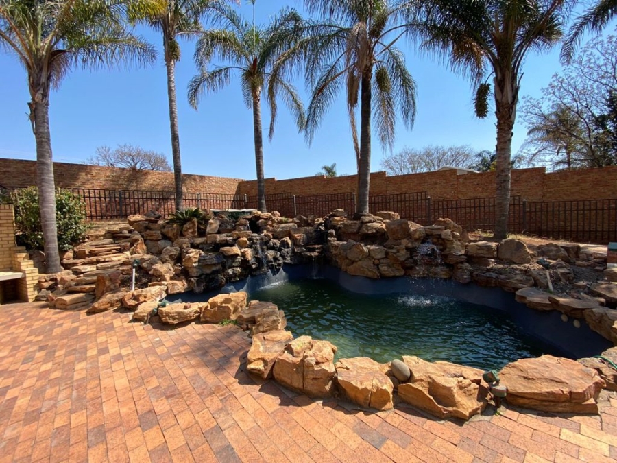 To Let 4 Bedroom Property for Rent in Waterkloof Ridge Gauteng