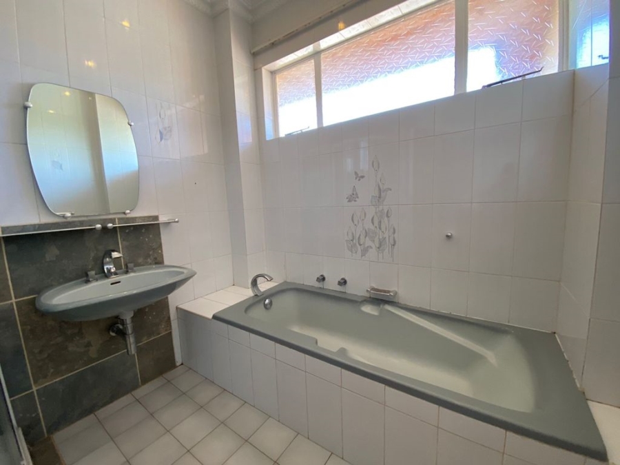 To Let 4 Bedroom Property for Rent in Waterkloof Ridge Gauteng