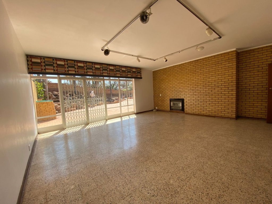 To Let 4 Bedroom Property for Rent in Waterkloof Ridge Gauteng