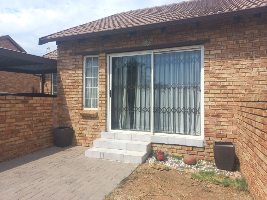 To Let 2 Bedroom Property for Rent in Kosmosdal Gauteng