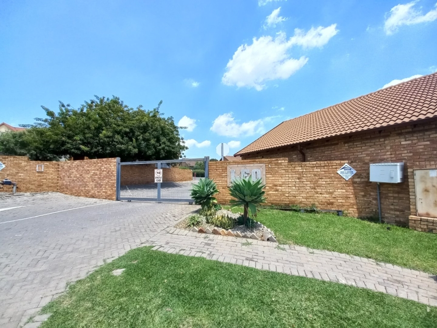 To Let 2 Bedroom Property for Rent in Kosmosdal Gauteng