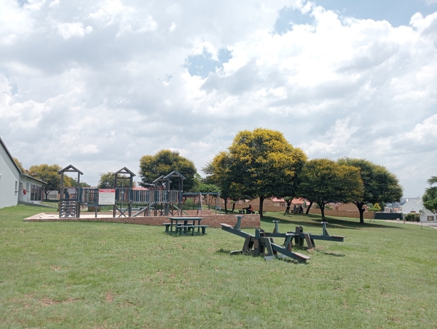 To Let 2 Bedroom Property for Rent in Kosmosdal Gauteng