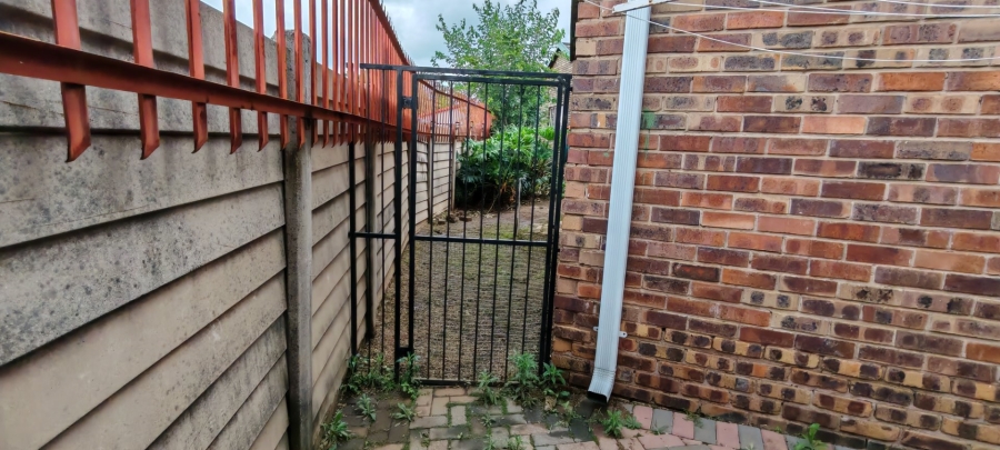 3 Bedroom Property for Sale in Rooihuiskraal Gauteng
