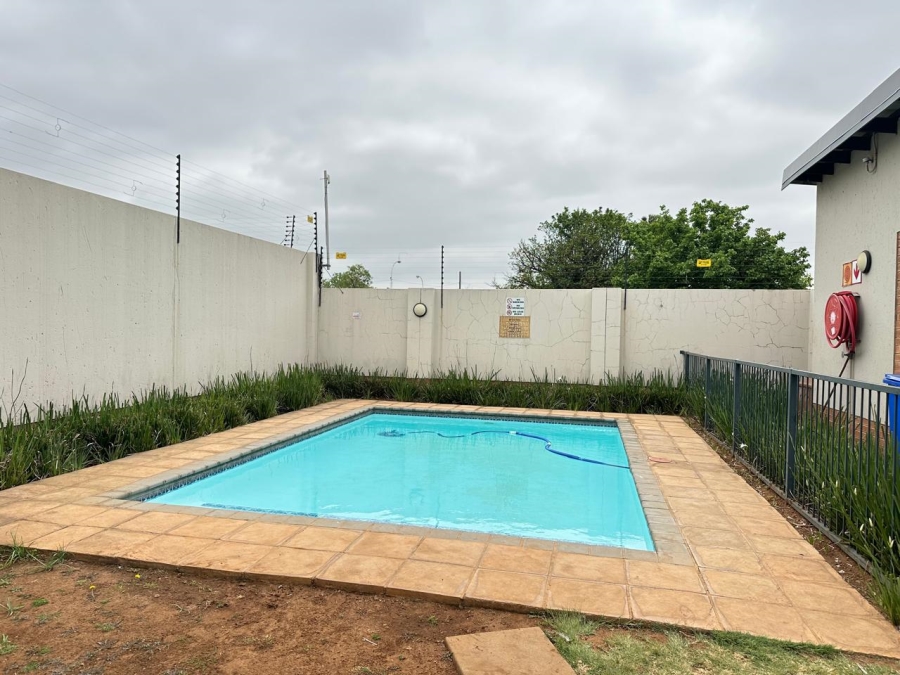To Let 2 Bedroom Property for Rent in Ravenswood Gauteng