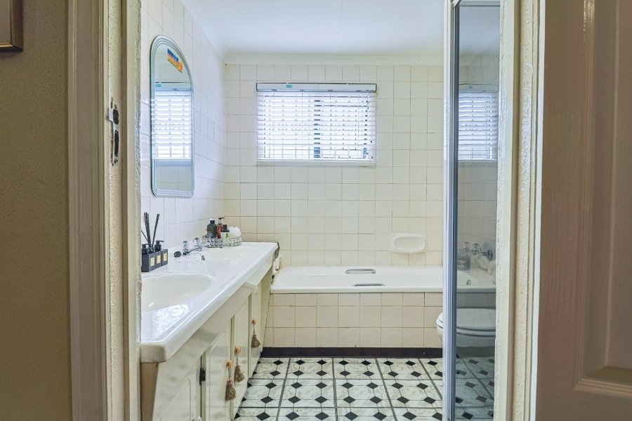 5 Bedroom Property for Sale in Zwartkop Gauteng