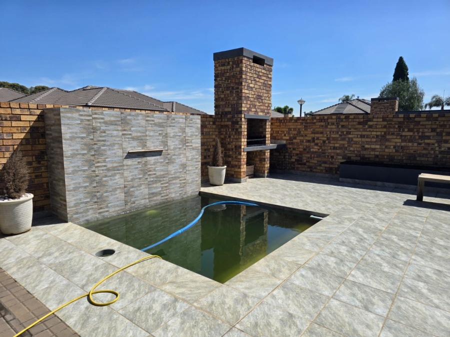 3 Bedroom Property for Sale in Dayanglen Gauteng