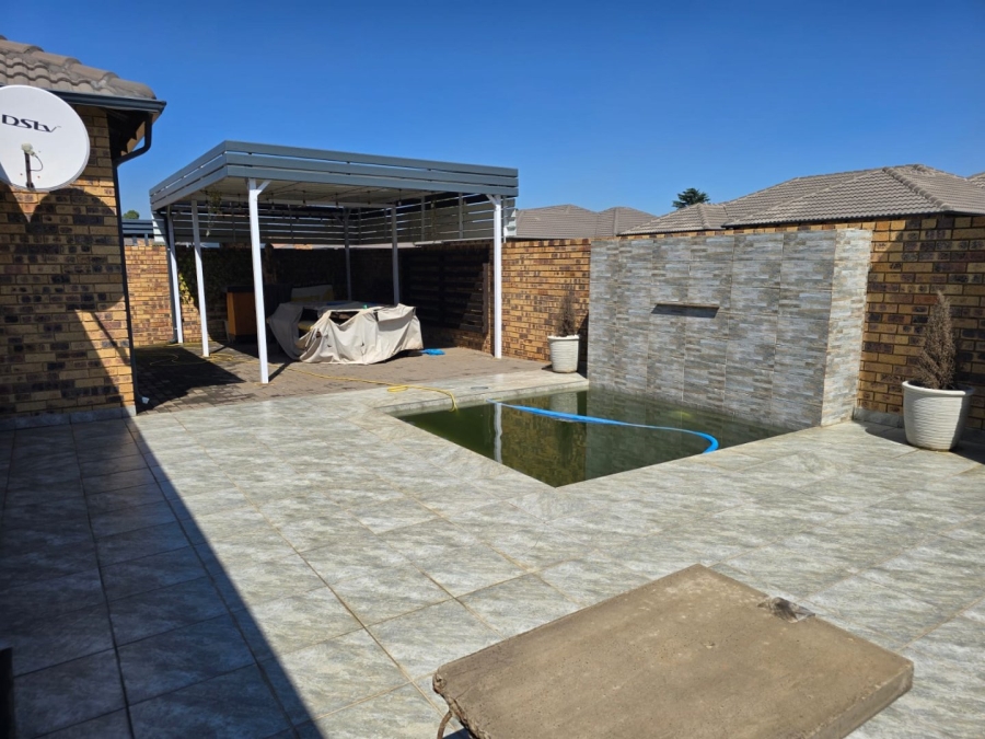 3 Bedroom Property for Sale in Dayanglen Gauteng