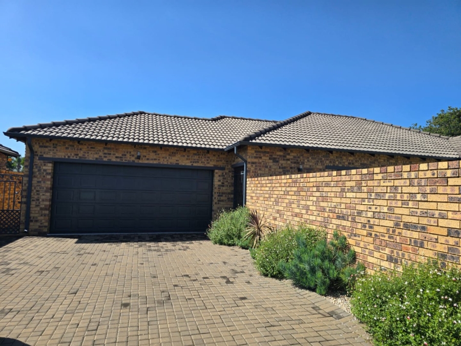 3 Bedroom Property for Sale in Dayanglen Gauteng