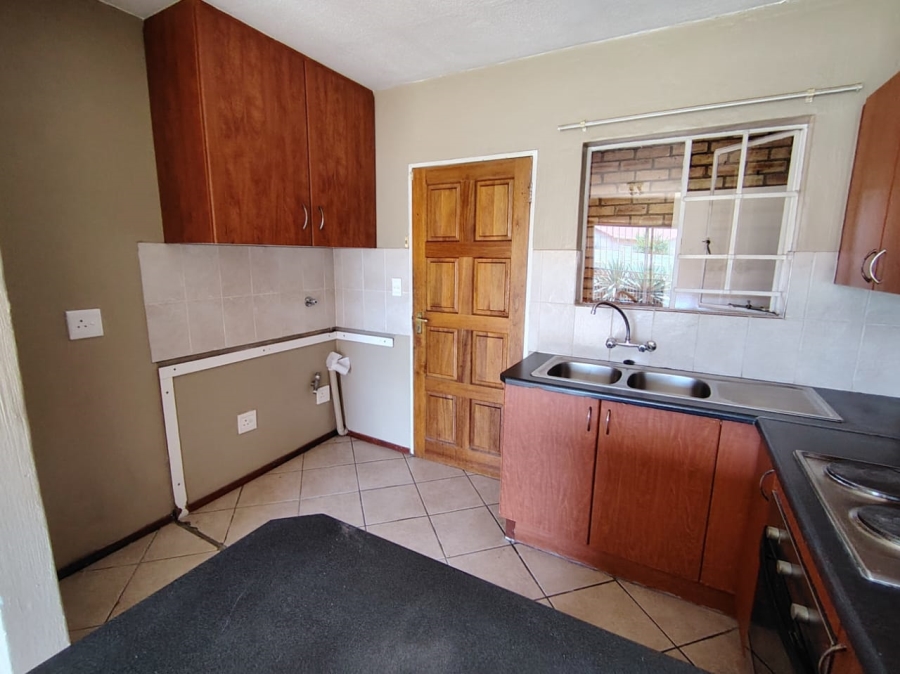 To Let 2 Bedroom Property for Rent in Heuwelsig Estate Gauteng