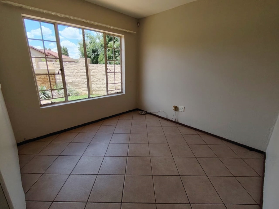 To Let 2 Bedroom Property for Rent in Heuwelsig Estate Gauteng