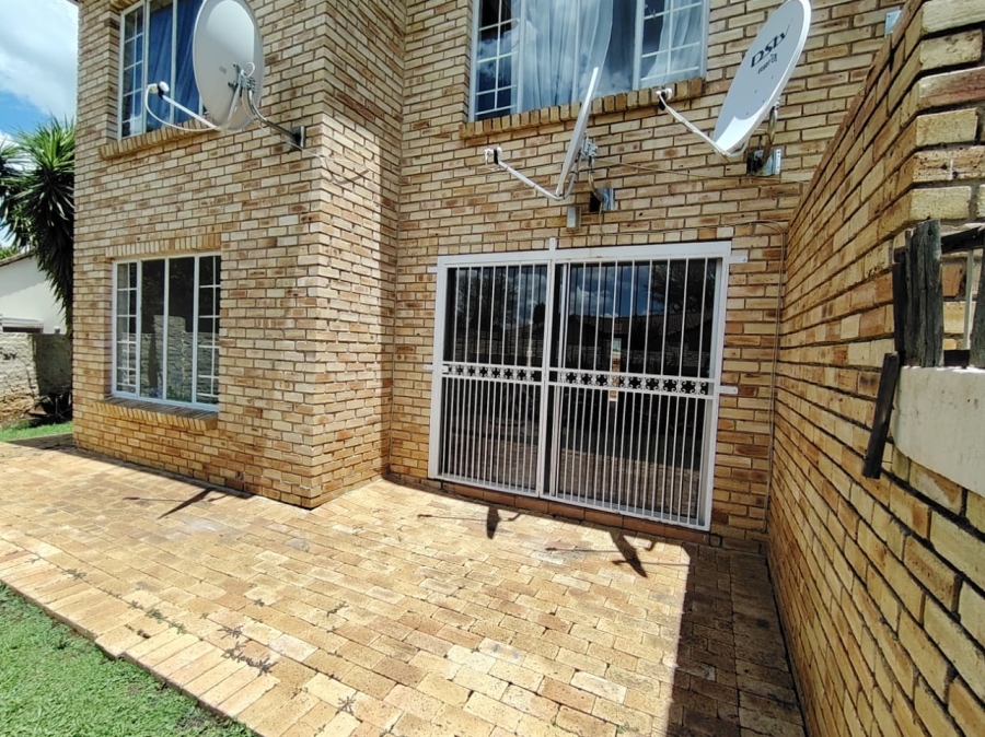 To Let 2 Bedroom Property for Rent in Heuwelsig Estate Gauteng