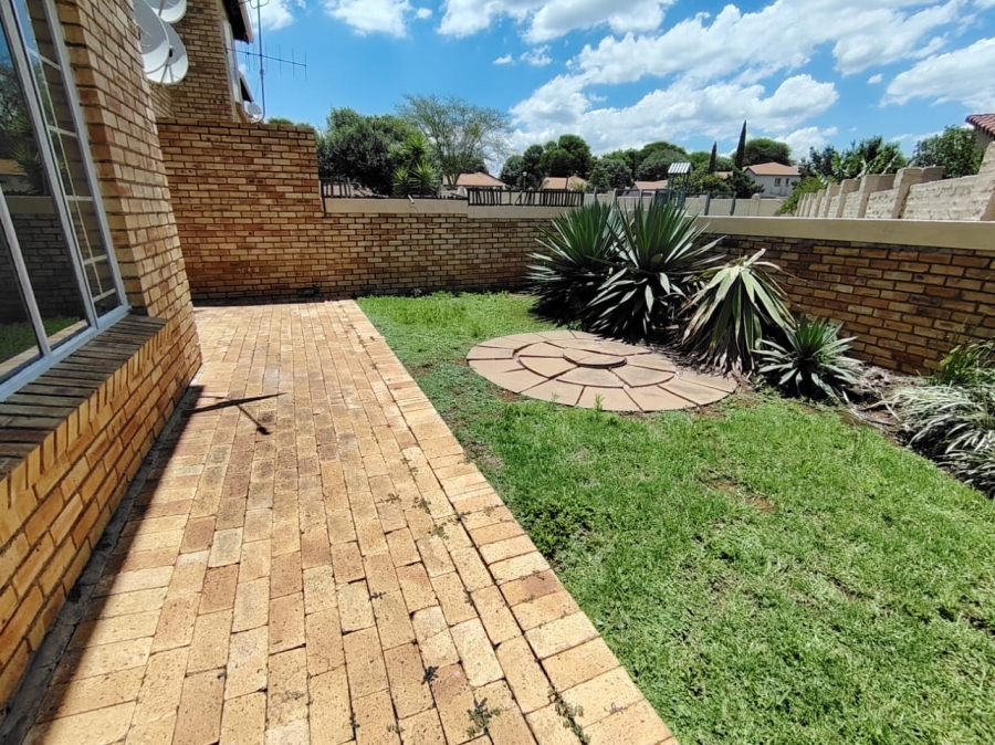 To Let 2 Bedroom Property for Rent in Heuwelsig Estate Gauteng